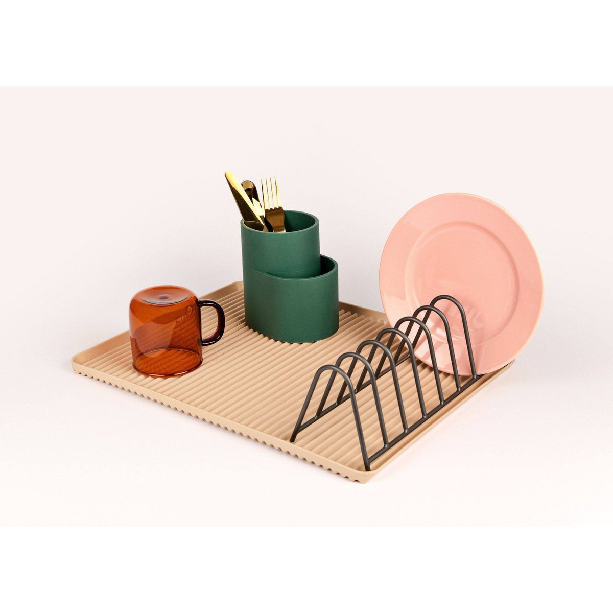 Égouttoir à vaisselle en acier gris Dish Drainer Rack de Shane Schneck - Hay-en situation avec vaisselle et couverts-The Woods Gallery
