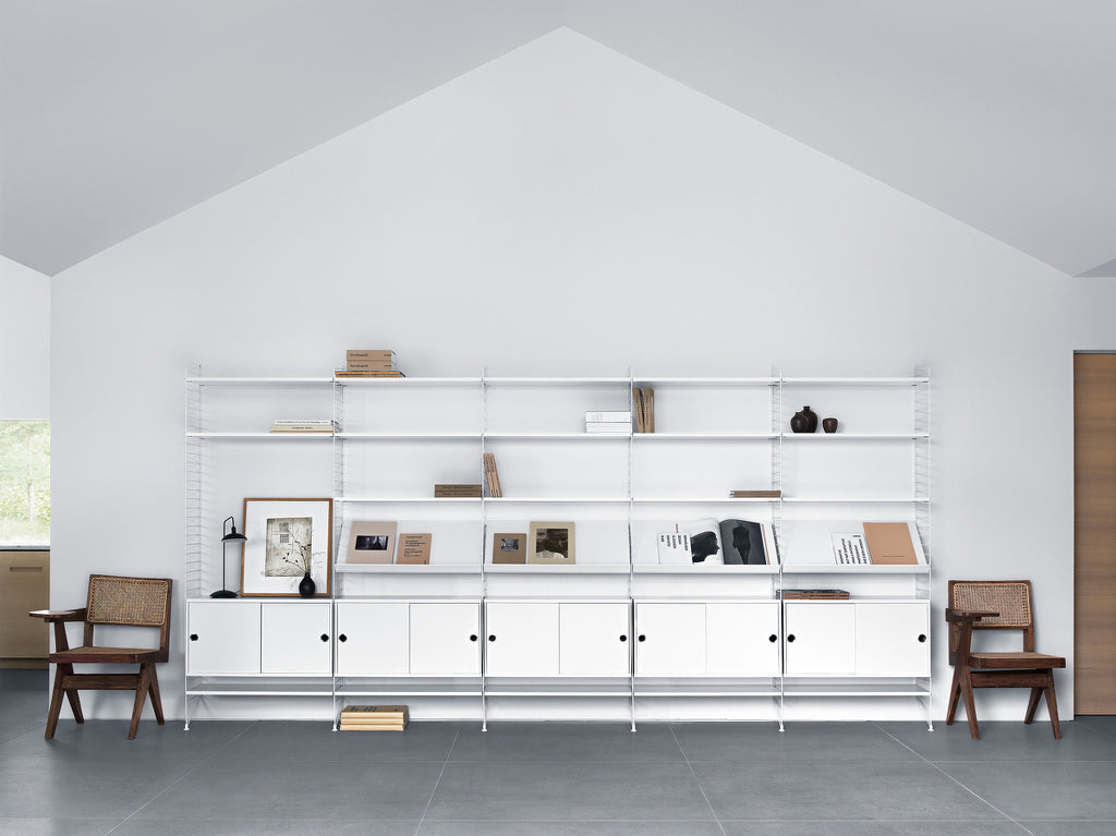Étagères String Furniture blanches dans un salon