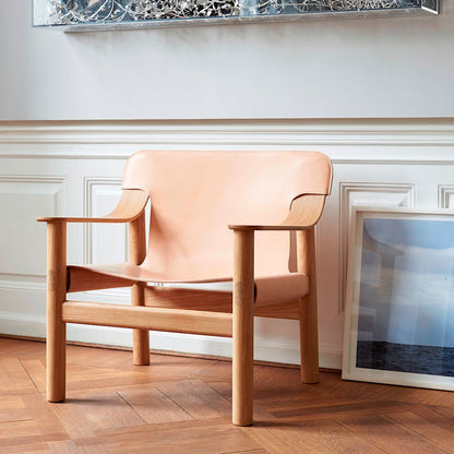 Fauteuil Bernard par Shane Schneck - Hay-en situation devant une plinthe et des cadres-The Woods Gallery