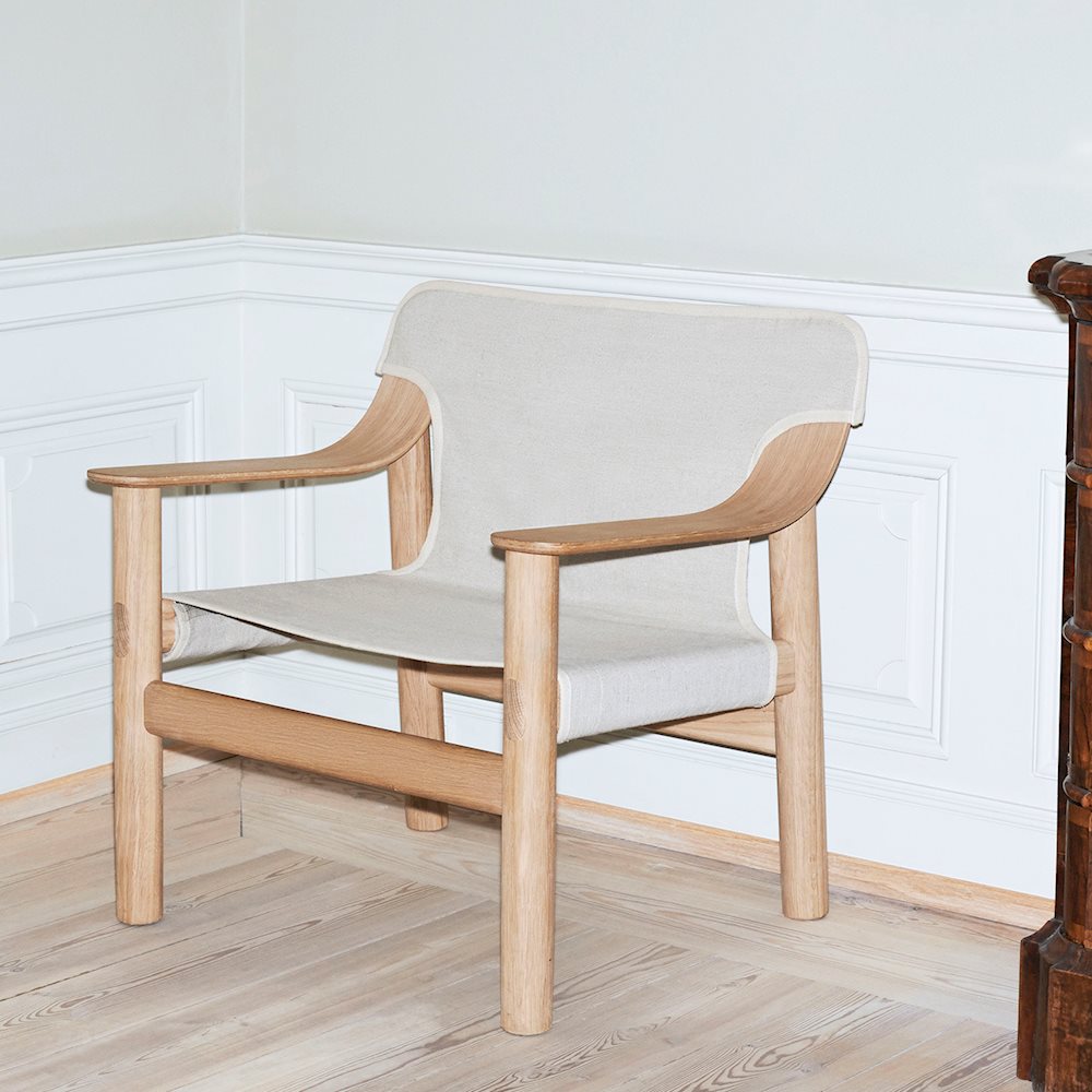 Fauteuil Bernard par Shane Schneck - Hay-assise claire, en situation dans une pièce à moulures-The Woods Gallery