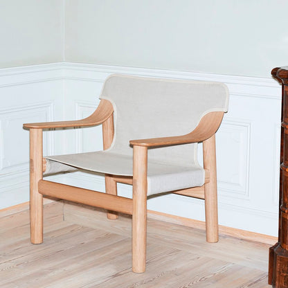 Fauteuil Bernard par Shane Schneck - Hay-assise claire, en situation dans une pièce à moulures-The Woods Gallery