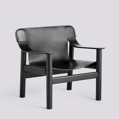 Fauteuil Bernard par Shane Schneck - Hay-modèle noir vu de trois quarts sur fond gris clair-The Woods Gallery