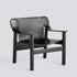 Fauteuil Bernard par Shane Schneck - Hay-modèle noir vu de trois quarts sur fond gris clair-The Woods Gallery