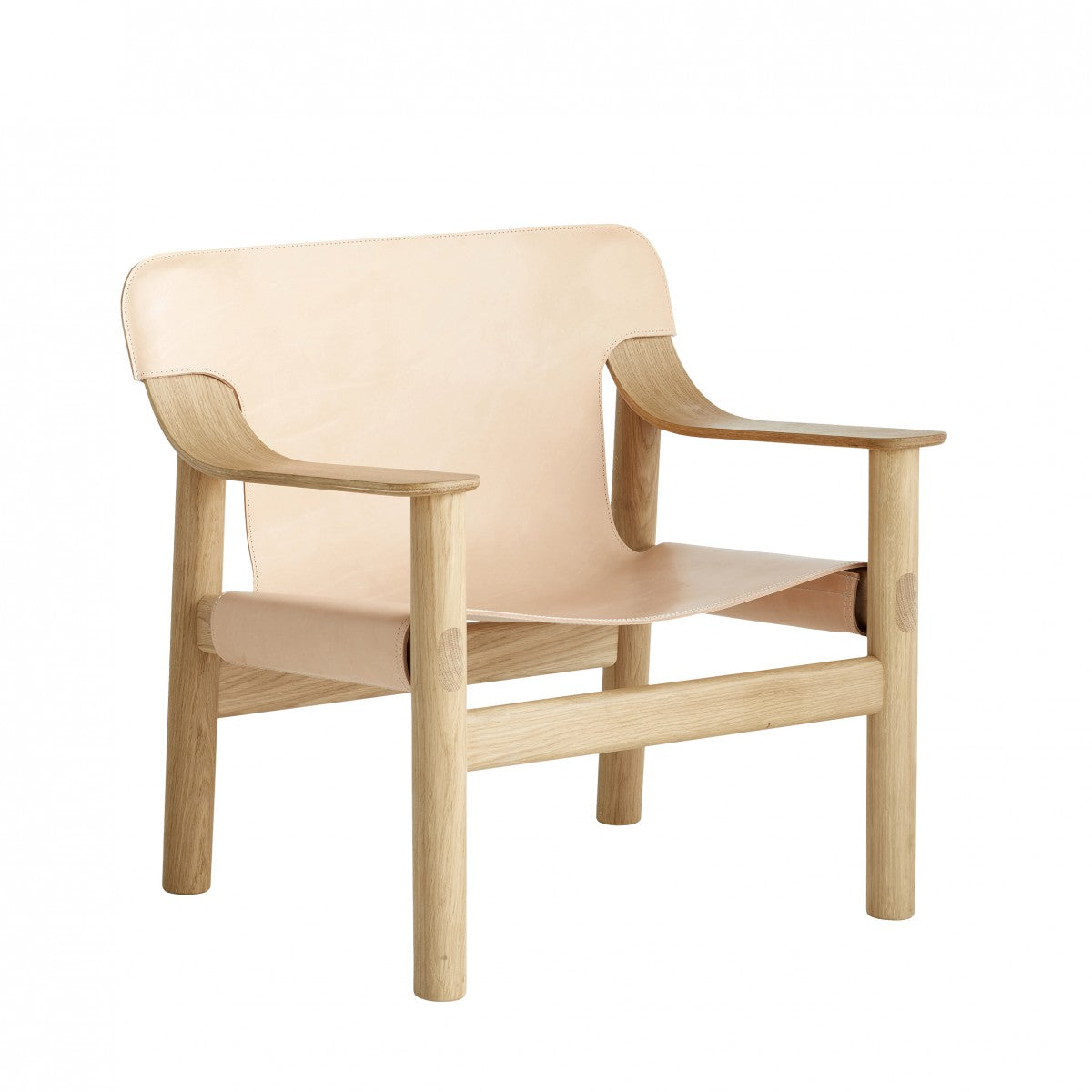 Fauteuil Bernard par Shane Schneck - Hay-vue de trois quarts sur fond blanc-The Woods Gallery