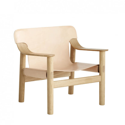 Fauteuil Bernard par Shane Schneck - Hay-vue de trois quarts sur fond blanc-The Woods Gallery