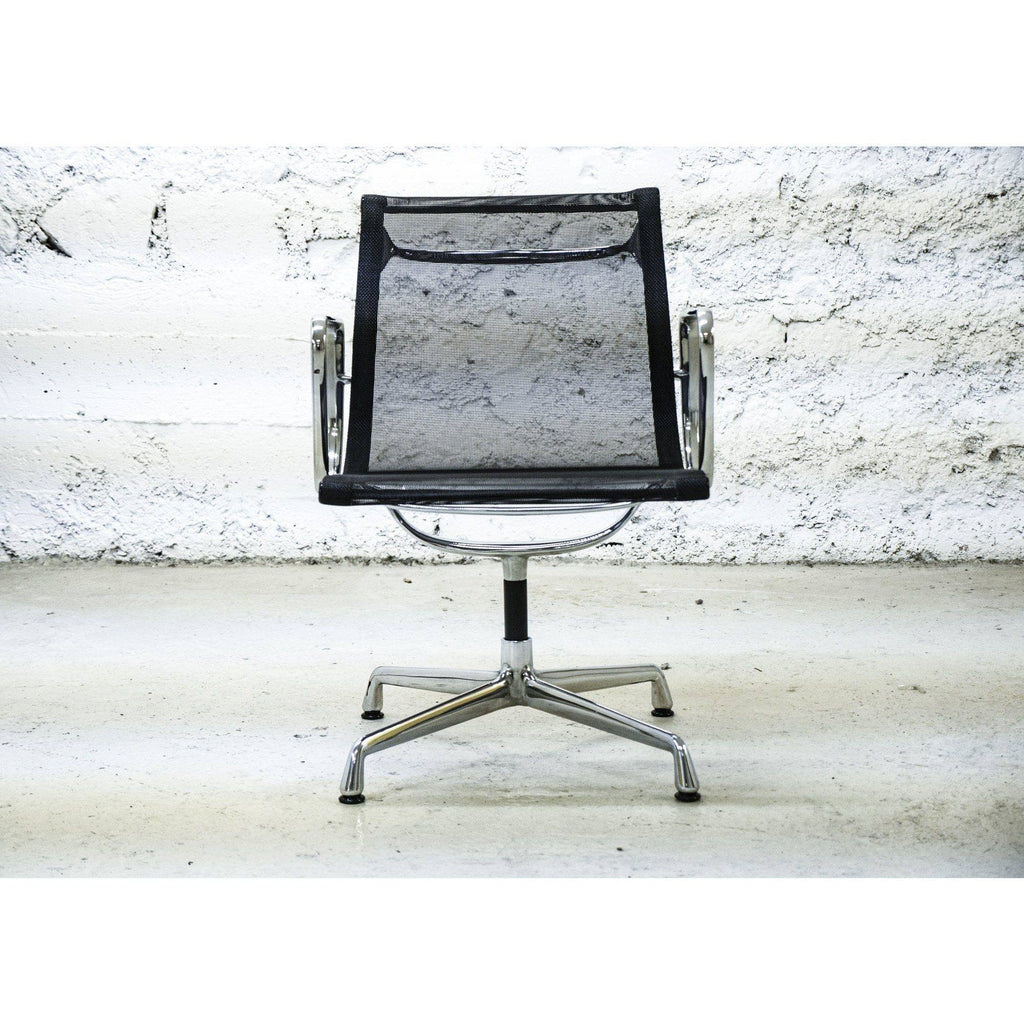Fauteuil EA 107 Résille Noir de Charles & Ray Eames - Vitra -Vintage-The Woods Gallery