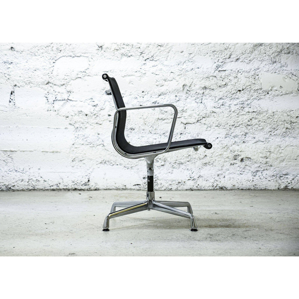 Fauteuil EA 107 Résille Noir de Charles & Ray Eames - Vitra -Vintage-The Woods Gallery