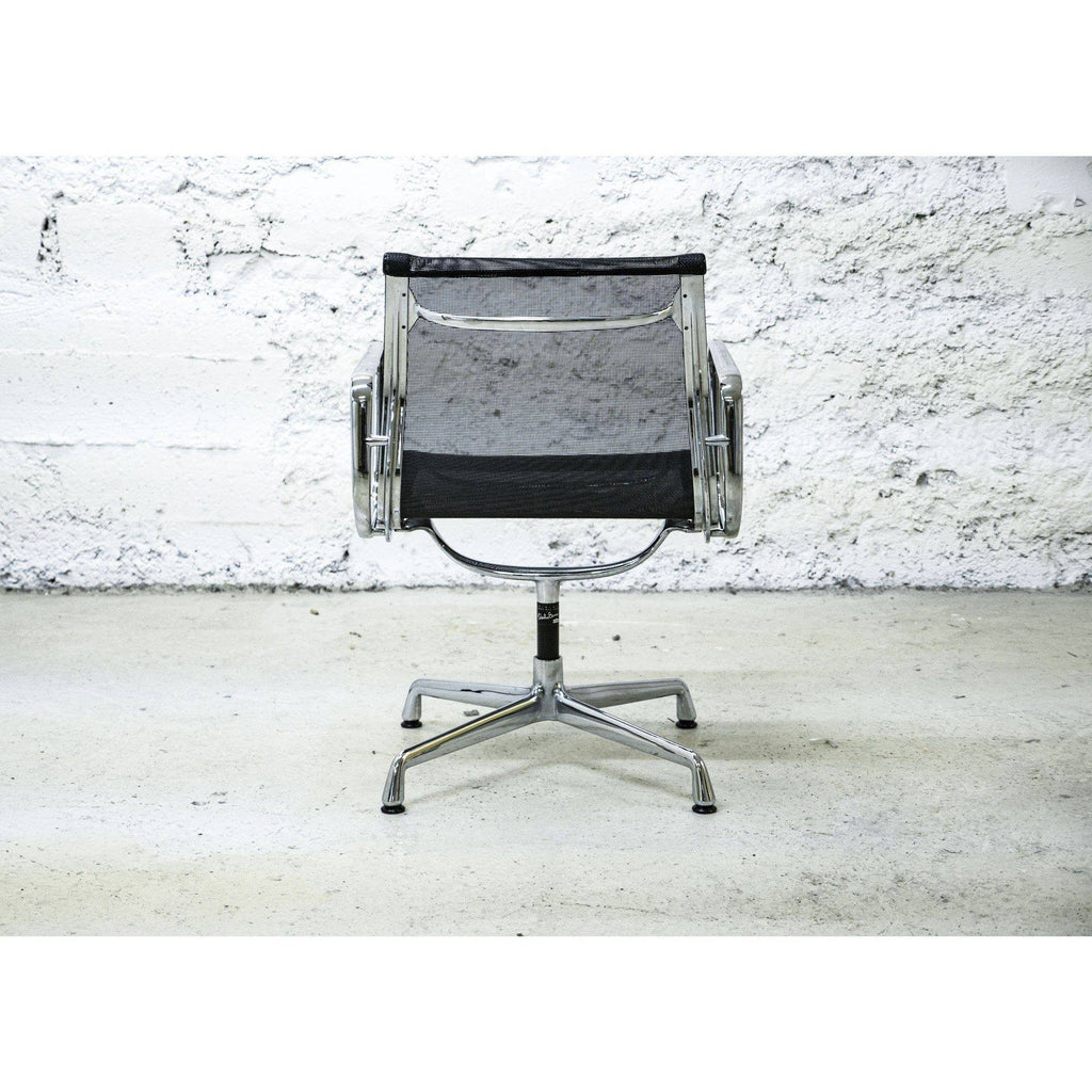 Fauteuil EA 107 Résille Noir de Charles & Ray Eames - Vitra -Vintage-The Woods Gallery