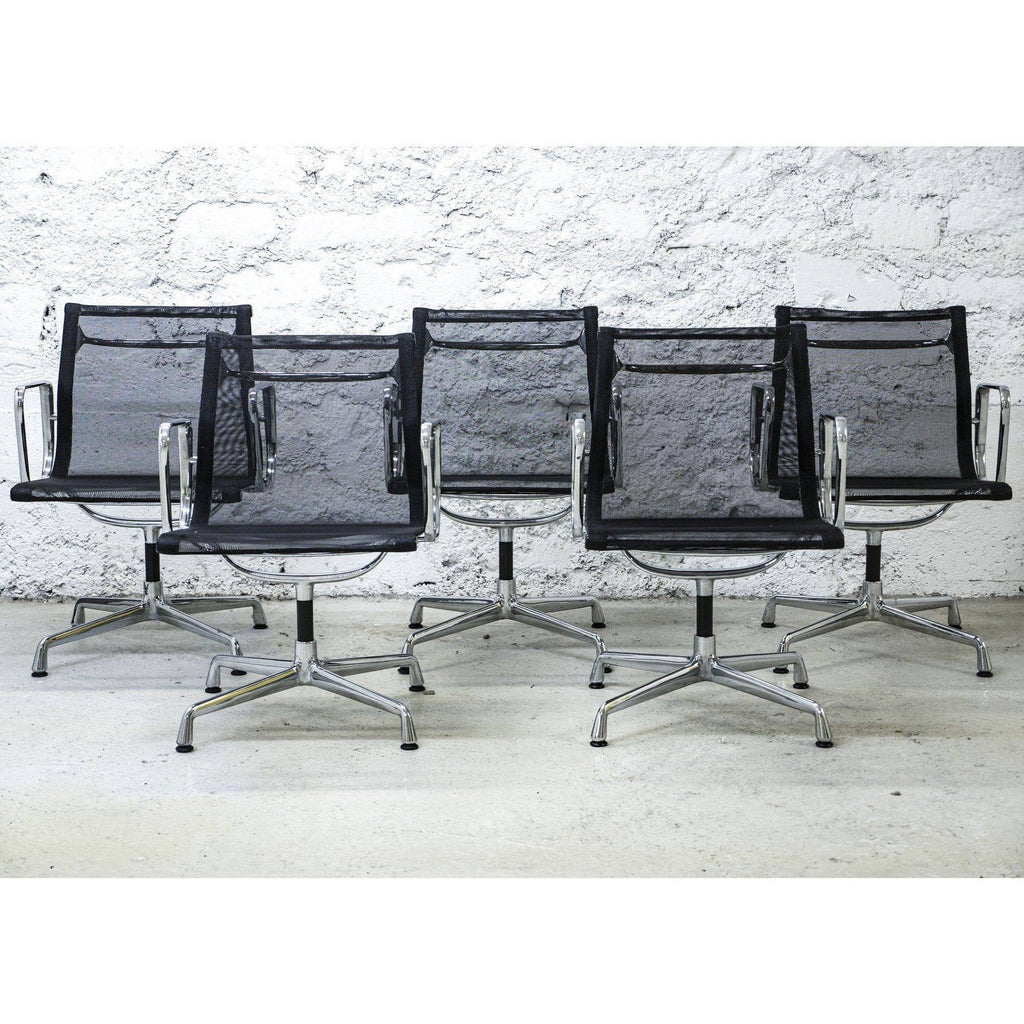 Fauteuil EA 107 Résille Noir de Charles & Ray Eames - Vitra -Vintage-The Woods Gallery