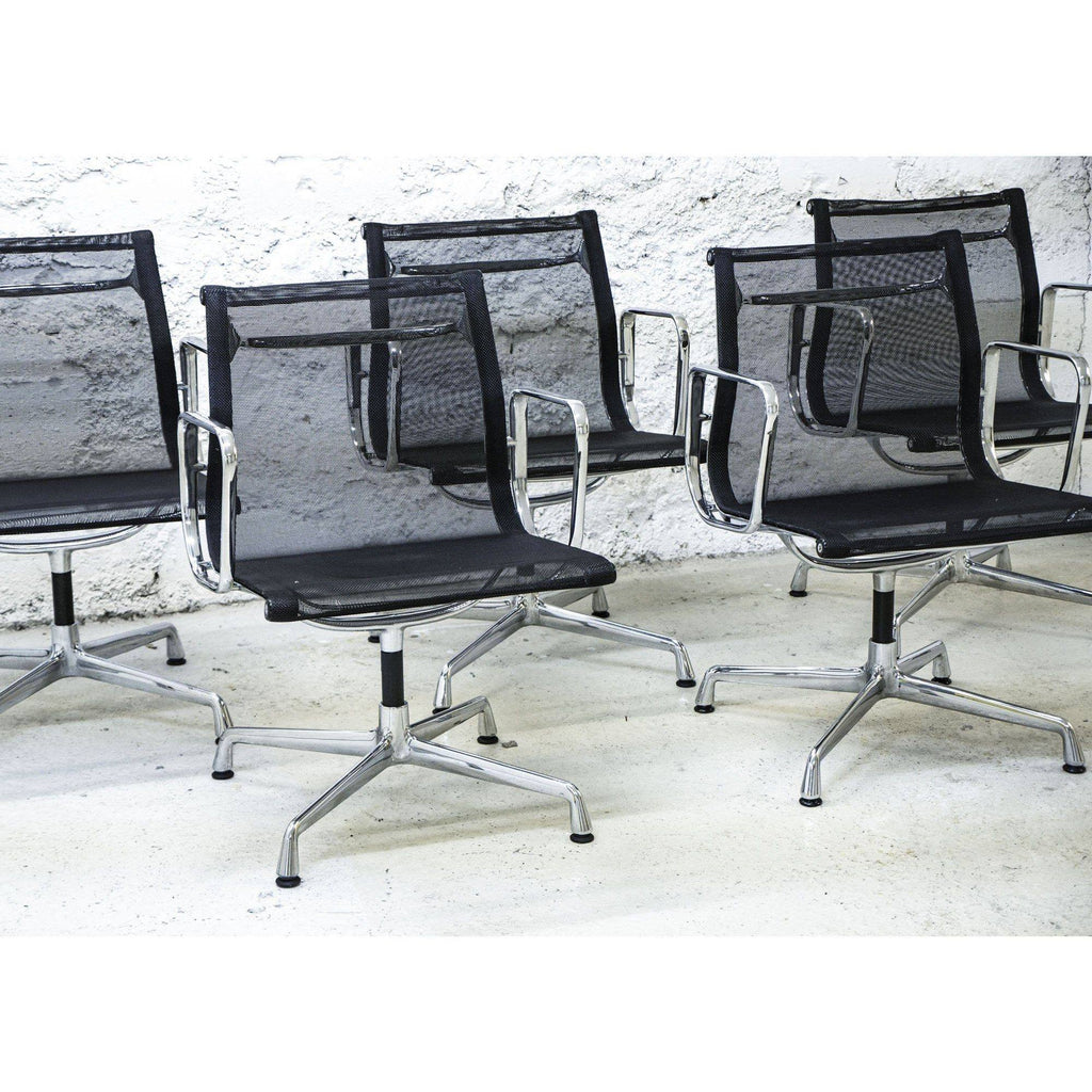 Fauteuil EA 107 Résille Noir de Charles & Ray Eames - Vitra -Vintage-The Woods Gallery