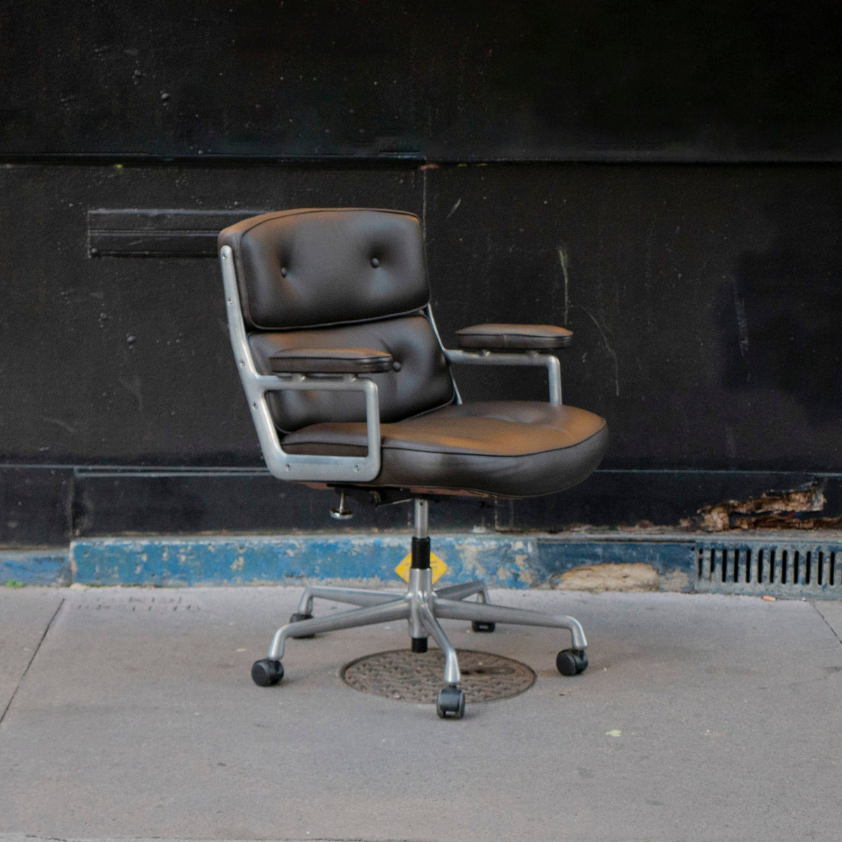 Fauteuil Lobby Chair Marron de Charles &amp; Ray Eames - Vitra - Vintage-The Woods Gallery