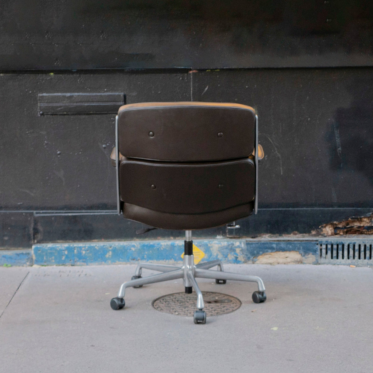 Fauteuil Lobby Chair Marron de Charles &amp; Ray Eames - Vitra - Vintage-The Woods Gallery