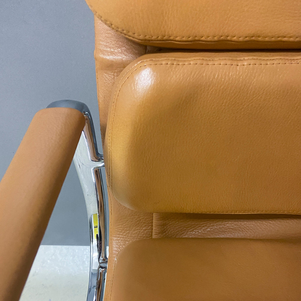 Fauteuil Soft Pad EA 217 Cognac de Charles &amp; Ray Eames - Vitra - Vintage-The Woods Gallery