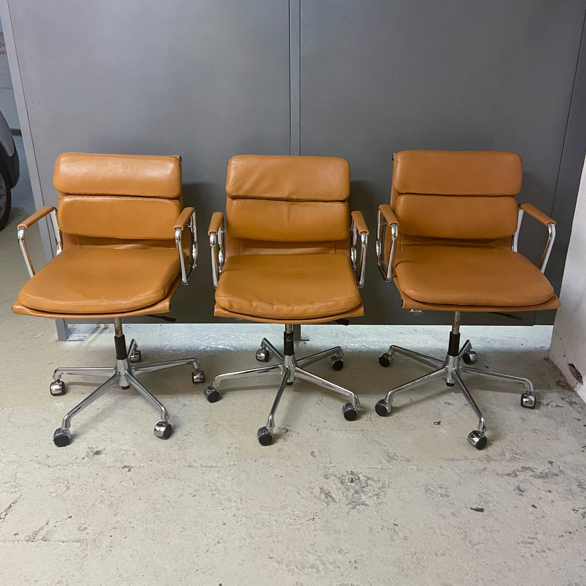 Fauteuil Soft Pad EA 217 Cognac de Charles &amp; Ray Eames - Vitra - Vintage-The Woods Gallery