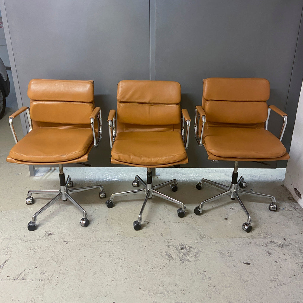 Fauteuil Soft Pad EA 217 Cognac de Charles & Ray Eames - Vitra - Vintage-The Woods Gallery
