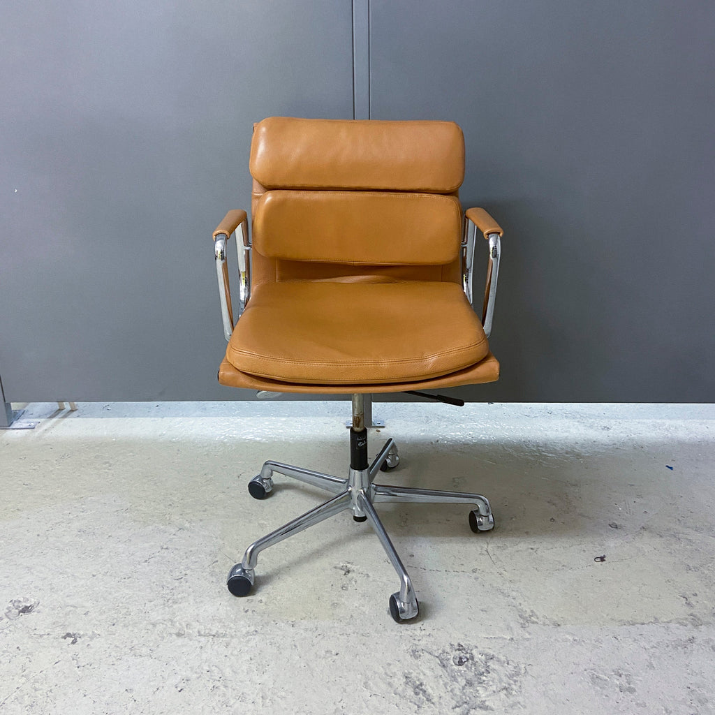 Fauteuil Soft Pad EA 217 Cognac de Charles & Ray Eames - Vitra - Vintage-The Woods Gallery