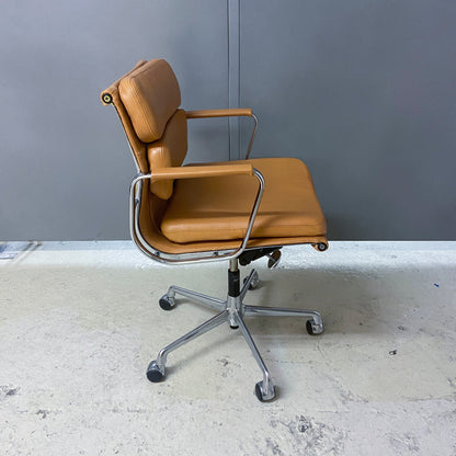 Fauteuil Soft Pad EA 217 Cognac de Charles &amp; Ray Eames - Vitra - Vintage-The Woods Gallery