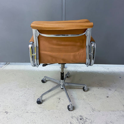 Fauteuil Soft Pad EA 217 Cognac de Charles &amp; Ray Eames - Vitra - Vintage-The Woods Gallery