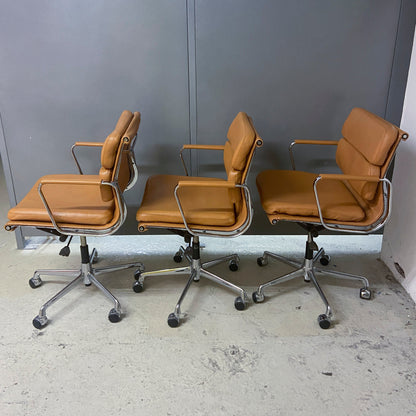 Fauteuil Soft Pad EA 217 Cognac de Charles &amp; Ray Eames - Vitra - Vintage-The Woods Gallery