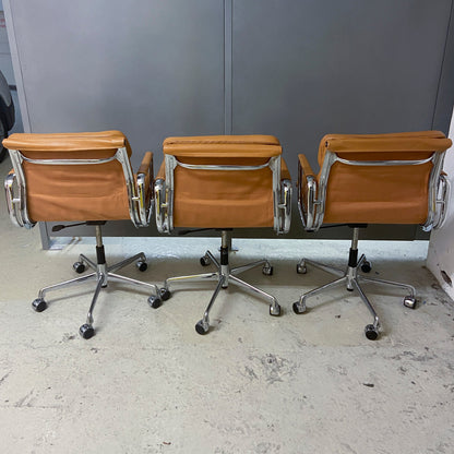 Fauteuil Soft Pad EA 217 Cognac de Charles &amp; Ray Eames - Vitra - Vintage-The Woods Gallery