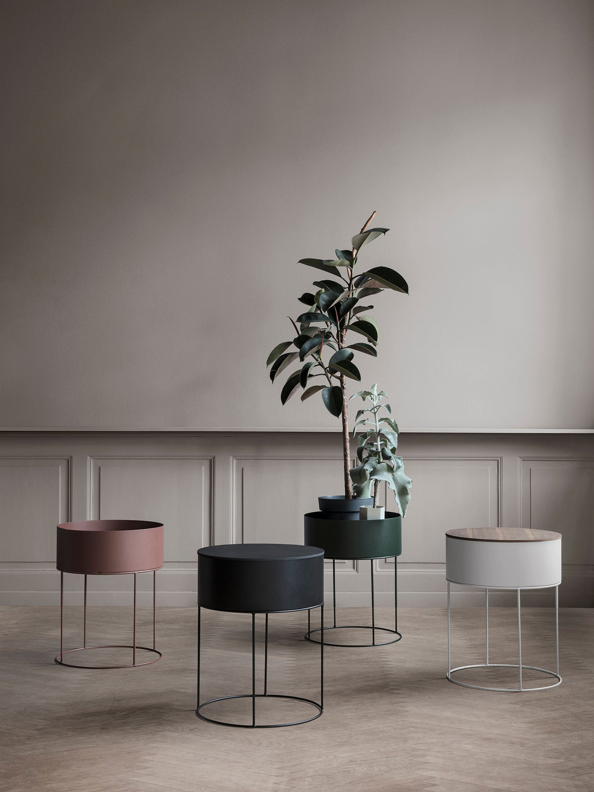 Jardinière Plant Box Round de Trine Andersen - Ferm Living-Noir-The Woods Gallery