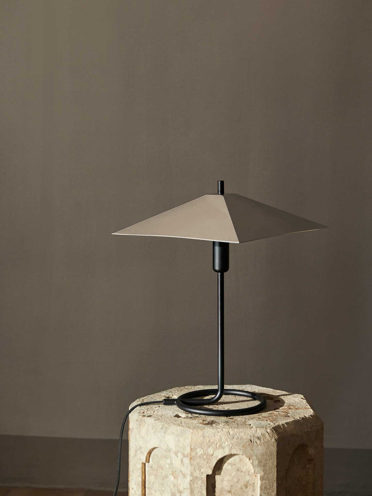 Lampe de table Filo - Ferm Living-Noir-The Woods Gallery