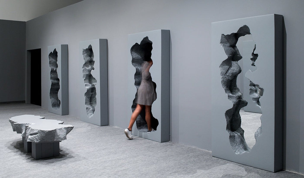 Miroir Broken Mirror Gris en polyuréthane de Snarkitecture - Gufram-The Woods Gallery