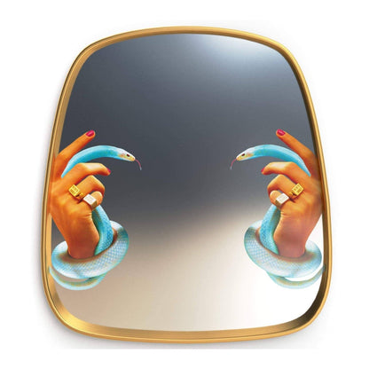 Miroir en laiton Hands With Snakes de ToiletPaper - Mains avec des serpents - Seletti-The Woods Gallery
