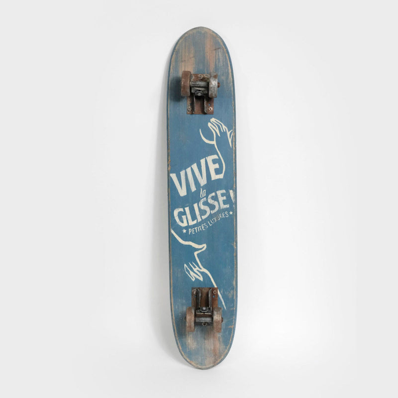 Oeuvre murale: Skateboard vintage peint "Vive la glisse" - Petites luxures Simon Frankart-The Woods Gallery