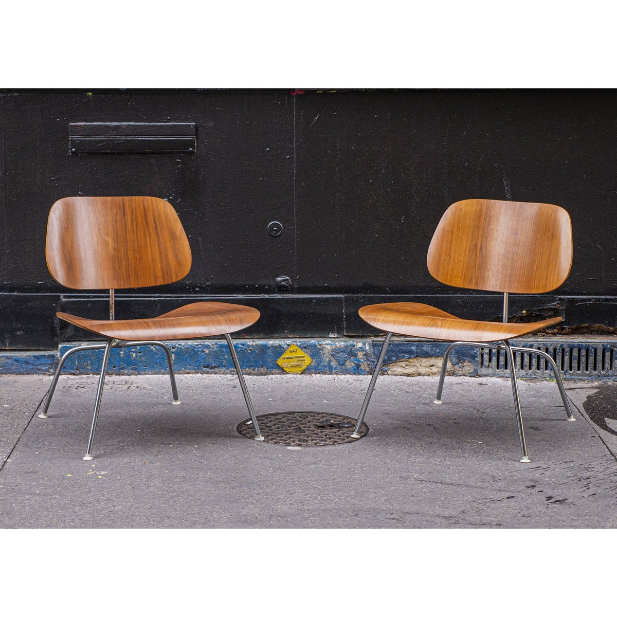 Paire de chaise LCM en noyer de Charles &amp; Ray Eames - Herman Miller - Vintage-The Woods Gallery