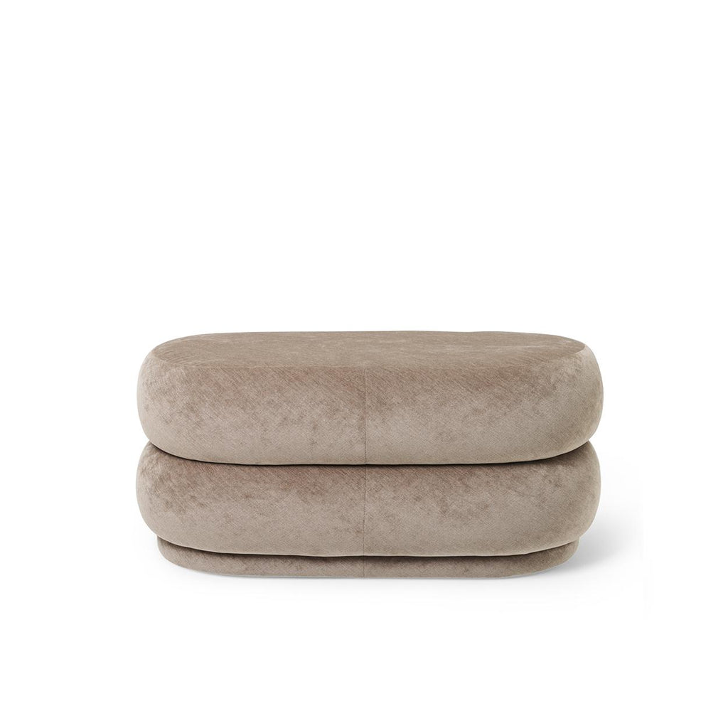 Pouf Ovale Faded Velvet de Trine Andersen - Ferm Living-Velours Beige-The Woods Gallery