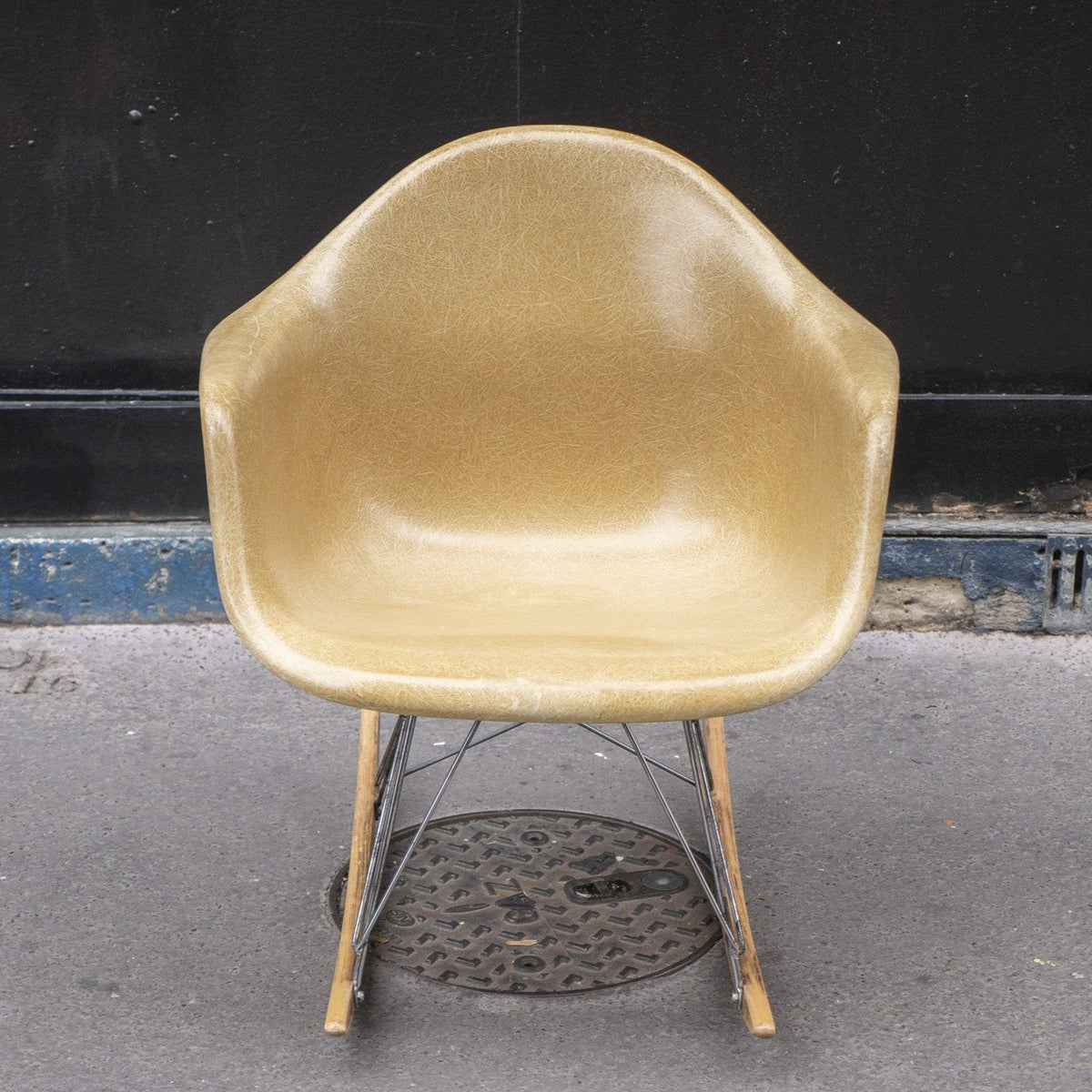Rocking chair Ochre Light de Charles &amp; Ray Eames - Herman Miller - Vintage-The Woods Gallery