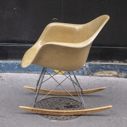 Rocking chair Ochre Light de Charles &amp; Ray Eames - Herman Miller - Vintage-The Woods Gallery