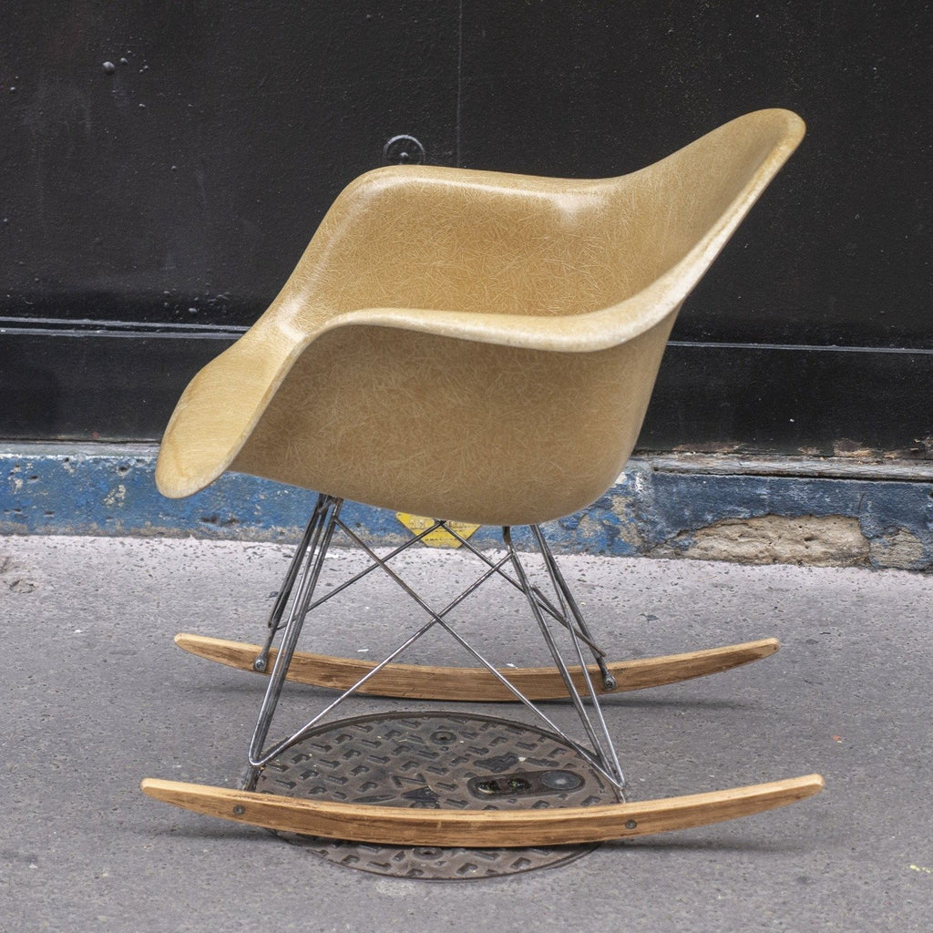 Rocking chair Ochre Light de Charles & Ray Eames - Herman Miller - Vintage-The Woods Gallery