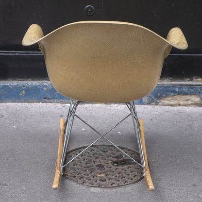 Rocking chair Ochre Light de Charles &amp; Ray Eames - Herman Miller - Vintage-The Woods Gallery
