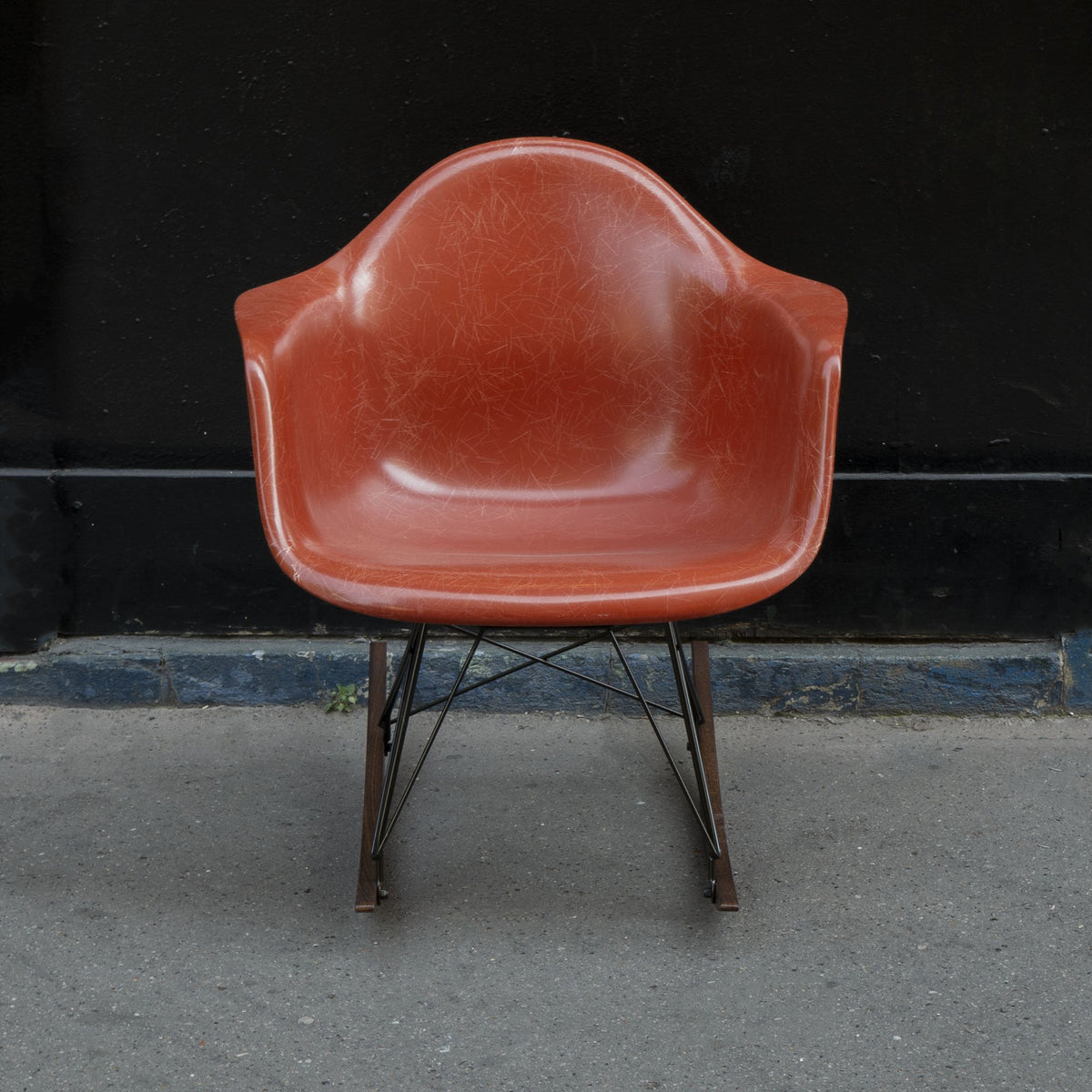 Rocking chair Terracotta de Charles &amp; Ray Eames - Herman Miller-The Woods Gallery