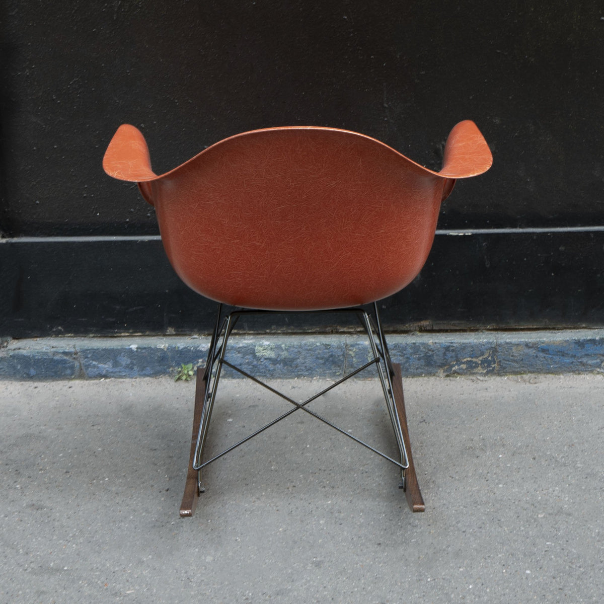 Rocking chair Terracotta de Charles &amp; Ray Eames - Herman Miller-The Woods Gallery