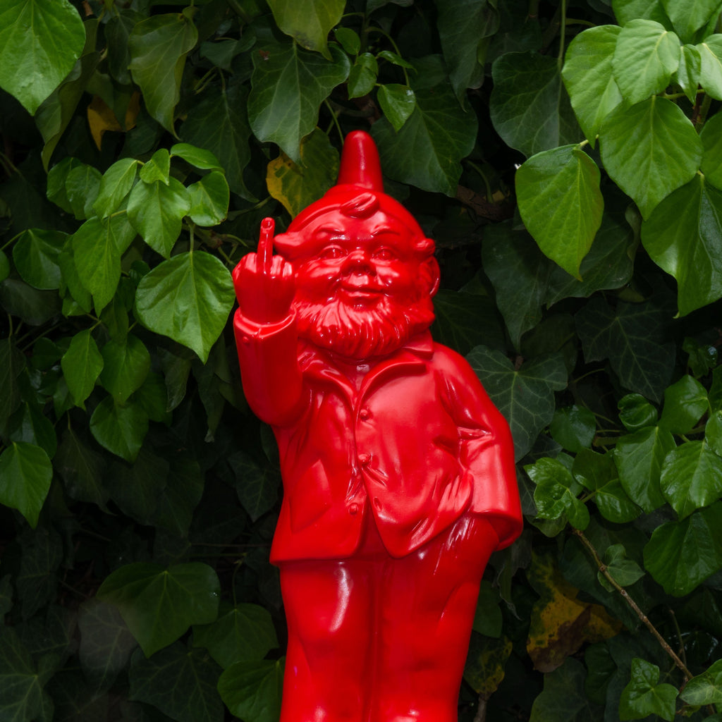 Sculpture Sponti (Activist) de Ottmar Hörl - Nain de jardin doigt d'honneur - Fuck-Rouge-Non signé-The Woods Gallery