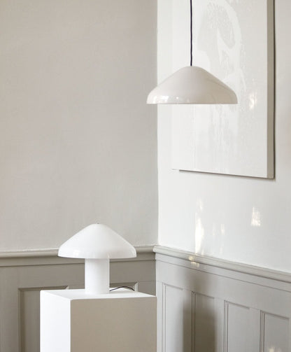Suspension Pao Glass de Naoto Fukasawa - Hay-suspendue dans une pièce grise près d&
