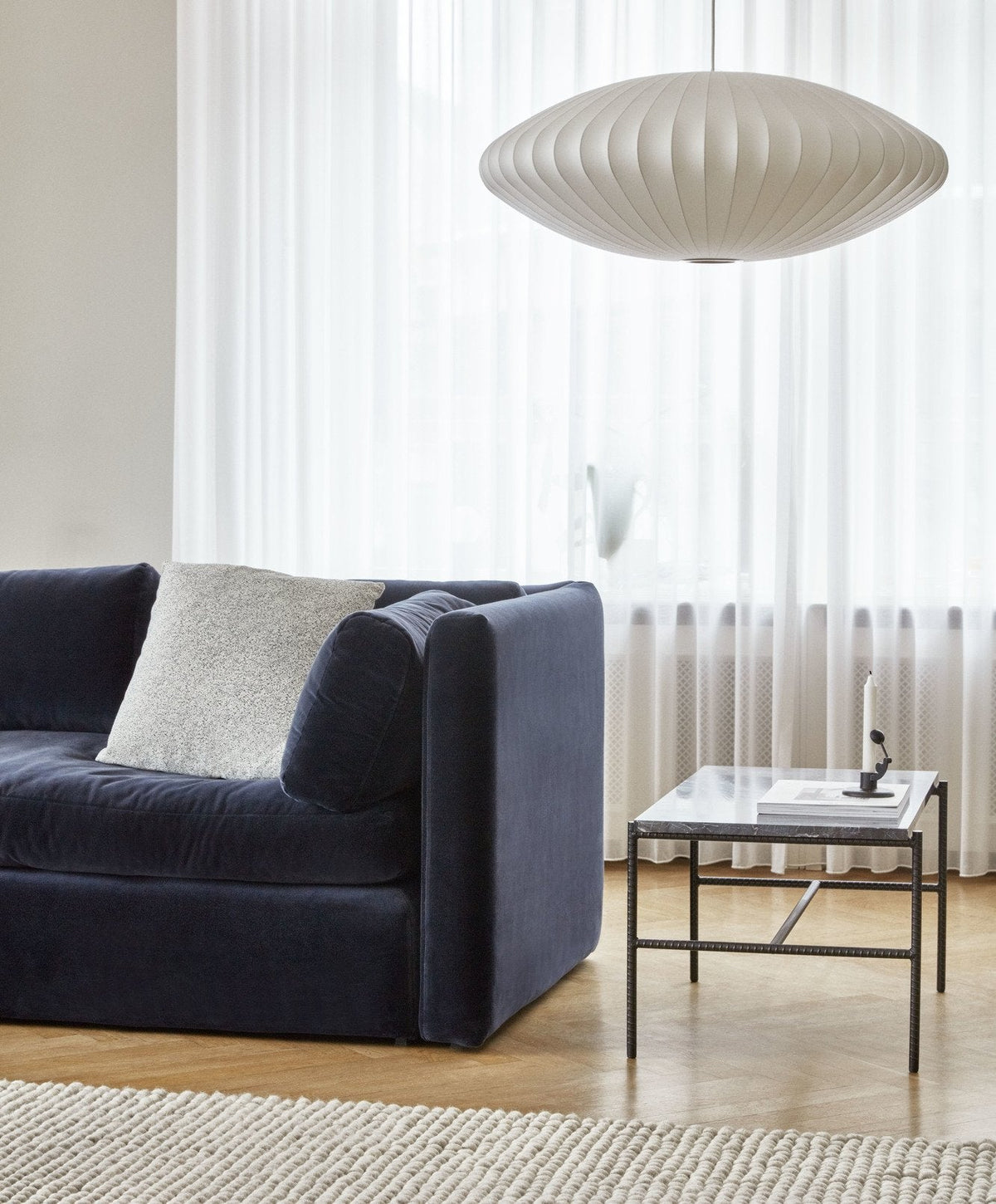 Suspension "Saucer Bubble Pendant" de George Nelson - Hay-dans un salon au-dessus d&
