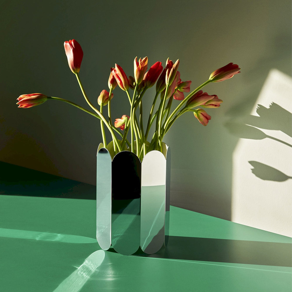 Vase Arcs - Hay-garni de tulipes sur une table verte-The Woods Gallery