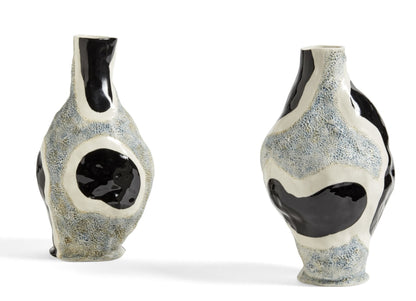Vase Glossy Cow de Jessica Hans - Hay-les deux formats côte à côte sur fond blanc-The Woods Gallery