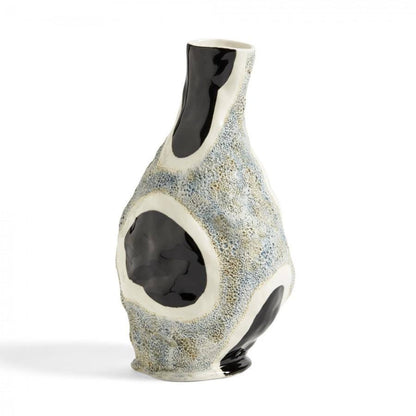 Vase Glossy Cow de Jessica Hans - Hay-vue de trois quarts sur fond blanc-The Woods Gallery