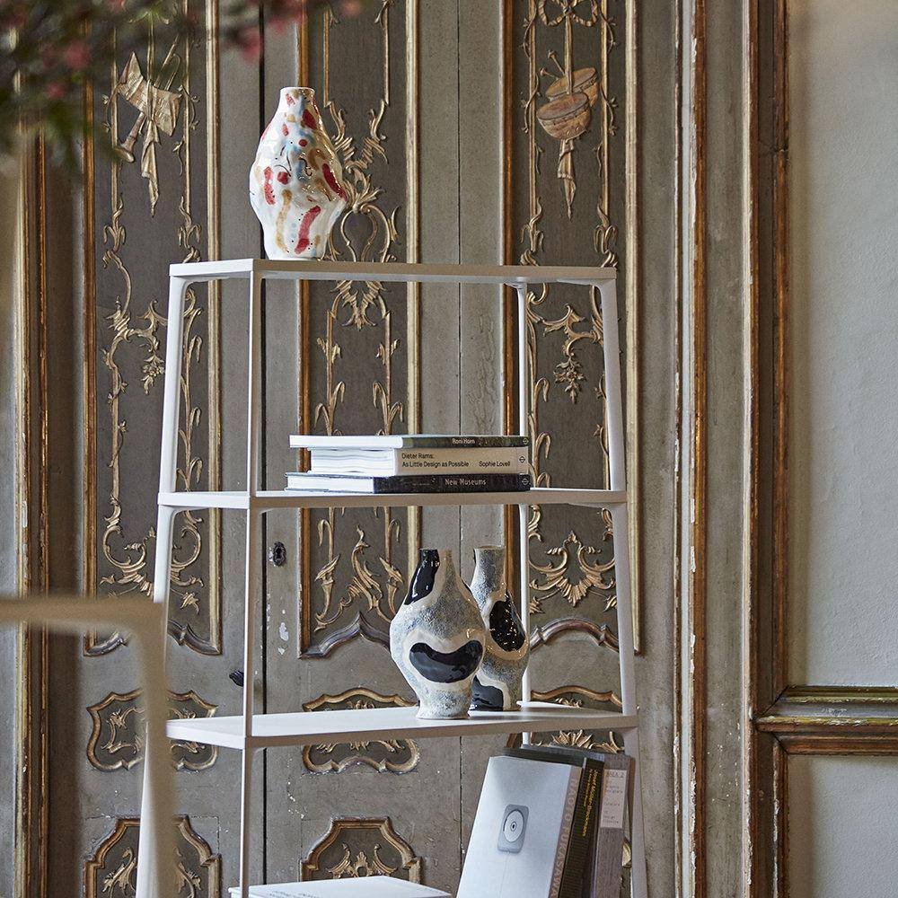 Vase Miro de Jessica Hans - Hay-en situation sur une étagère devant une porte ancienne-The Woods Gallery