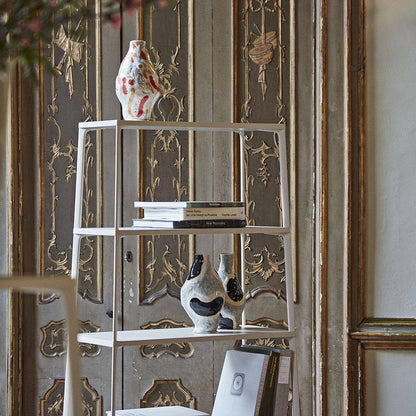 Vase Miro de Jessica Hans - Hay-en situation sur une étagère devant une porte ancienne-The Woods Gallery