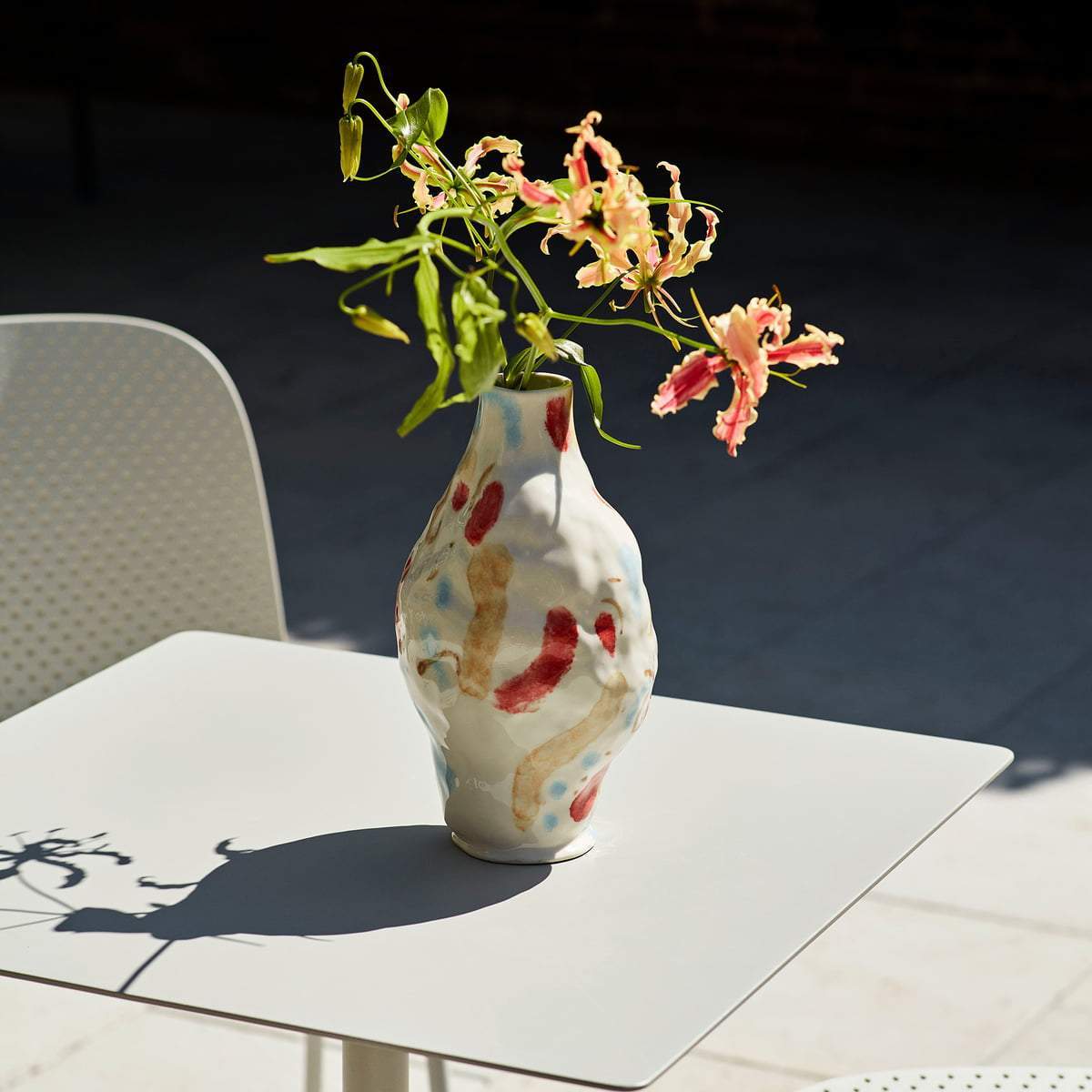 Vase Miro de Jessica Hans - Hay-garni de fleurs orangées sur une table au soleil-The Woods Gallery