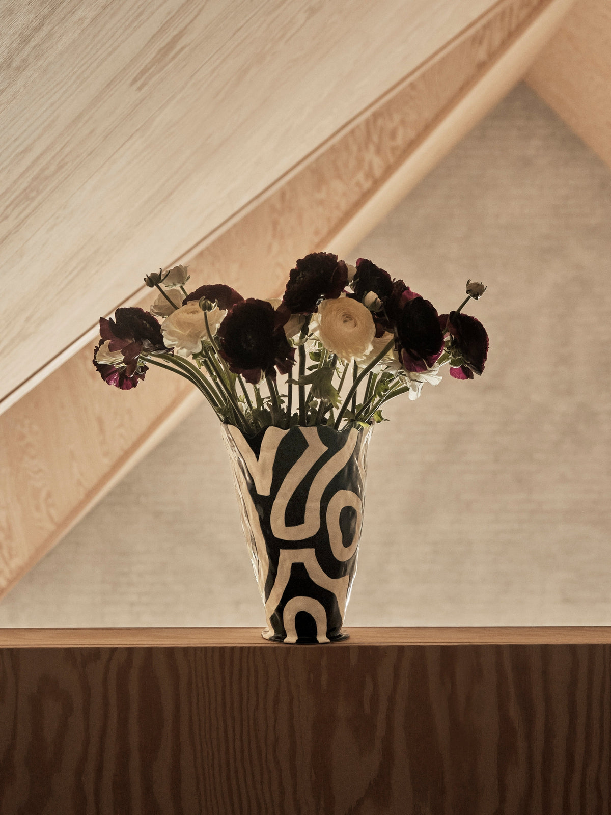 Vase Shadow de Jessica Hans - Hay-garni de fleurs séchées devant un mur en bois-The Woods Gallery