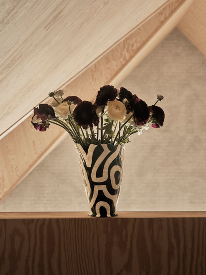 Vase Shadow de Jessica Hans - Hay-garni de fleurs séchées devant un mur en bois-The Woods Gallery