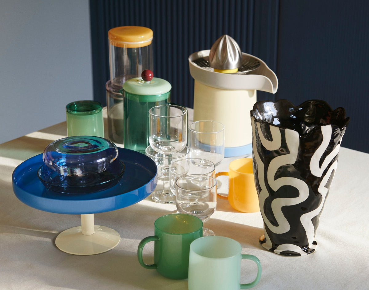 Vase Shadow de Jessica Hans - Hay-sur une table dressée avec verrerie et bougies-The Woods Gallery