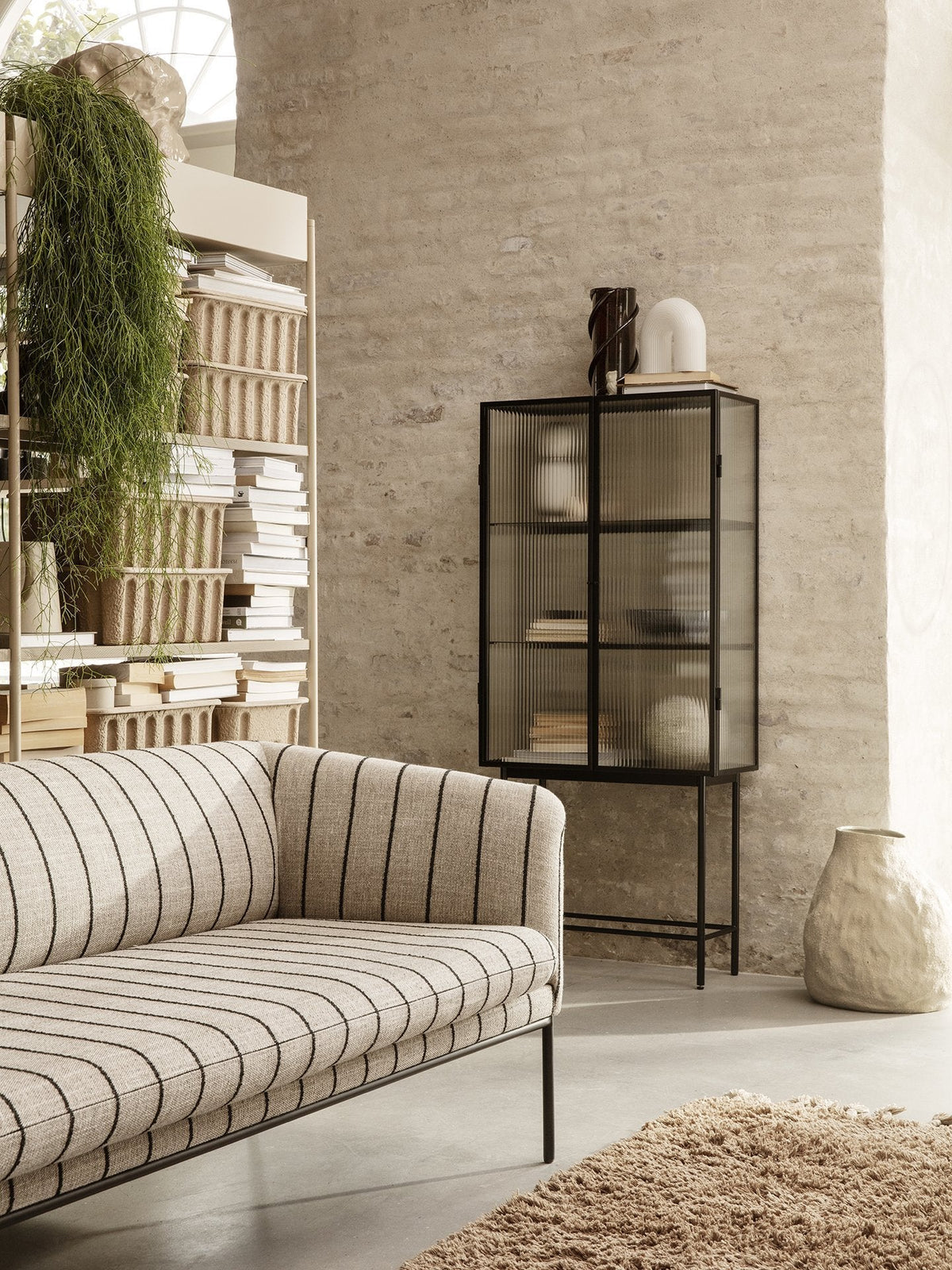 Vitrine Haze verre ondulé - Ferm Living-Noir-The Woods Gallery